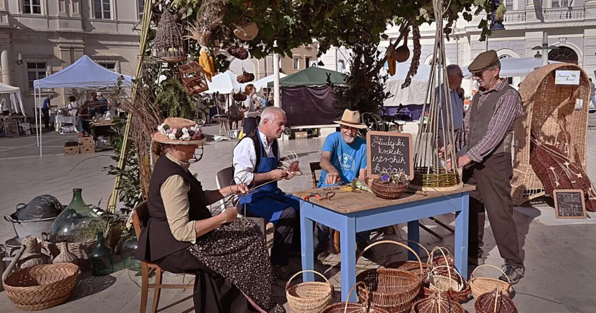 Markt für Antiquitäten, traditionelles Handwerk und Naturgaben